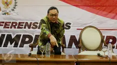 Ketua MPR Sekaligus Ketua Umum DPP PAN Zulkifli Hasan saat jumpa pers di Kompleks Parlemen, Senayan, Jakarta, Selasa (14/2). Dalam keterangan persnya Zulkifli berharap Pilkada besok berjalan dengan lancar dan aman. (Liputan6.com/Johan Tallo)