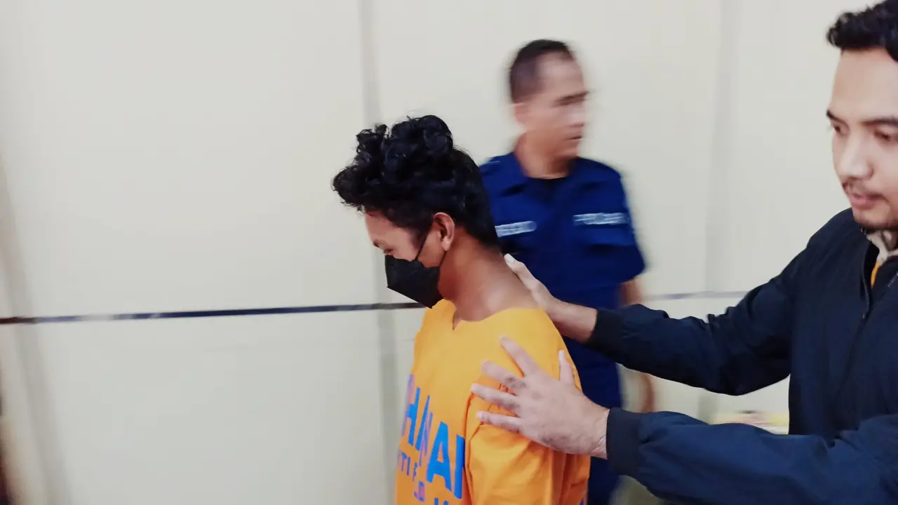 FNJ (18) warga Dusun Dayu, Pasuruan digelandang ke kantor polisi. (Dian Kurniawan/Liputan6.com)
