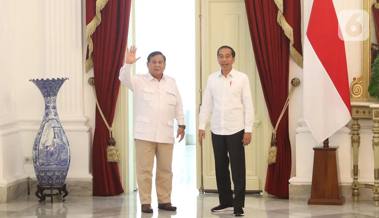 Presiden Joko Widodo dan Ketua Umum Partai Gerindra Prabowo Subianto menyapa awak media di Istana Merdeka, Jakarta, Jumat (11/10/2019). Dalam pertemuan tersebut mereka membahas permasalahan bangsa dan koalisi. (Liputan6.com/Angga Yuniar)