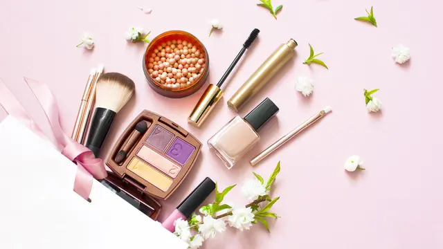 Waspada 4 Kebiasaaan Pakai Makeup yang Bikin Wajah Jadi Jerawatan