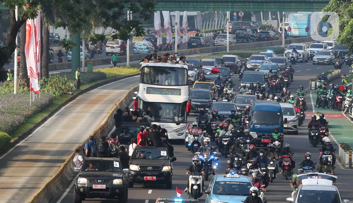 Adapun arak-arakan dimulai dari Kantor Kemenpora  melewati rute Simpang Susun Semanggi, Bundaran HI, dan berakhir di Istana Negara.(Liputan6.com/Herman Zakharia)