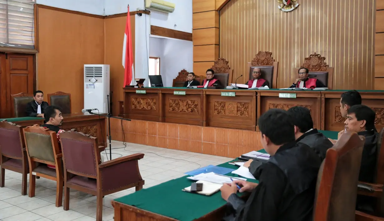 Dalam materi pembelaan atau eksepsi yang dibacakan oleh kuasa hukum Gatot Brajamusti, Ahmad Rifai mereka meminta kepada majelis hakim untuk membebaskan kliennya dari dakwaan jaksa penuntut umum terkait kasus satwa dan senpi. (Adrian Putra/Bintang.com)