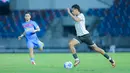 Pemain Timnas Indonesia U-22, Rafael Struick, berusaha melewati pemain Timnas Filipina U-22 pada laga Grup C SEA Games 2025 di 700th Anniversary Stadium, Senin (8/12/2025). (Bola.com/Bagaskara Lazuardi)