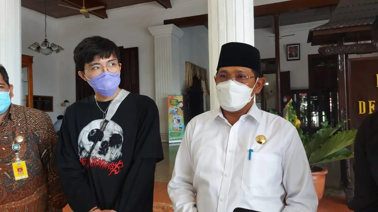 Dokter Tirta saat berkunjung ke Sidoarjo (Dian Kurniawan/Liputan6.com)