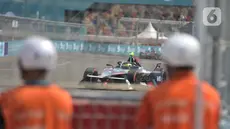 Pembalap saat mengikuti sesi free practice (FP) GulaVit Jakarta E-Prix 2023 di Jakarta International E-Prix Circuit (JIEC), Ancol, Jakarta Utara, Sabtu (3/6/2023). (merdeka.com/Iqbal S. Nugroho)