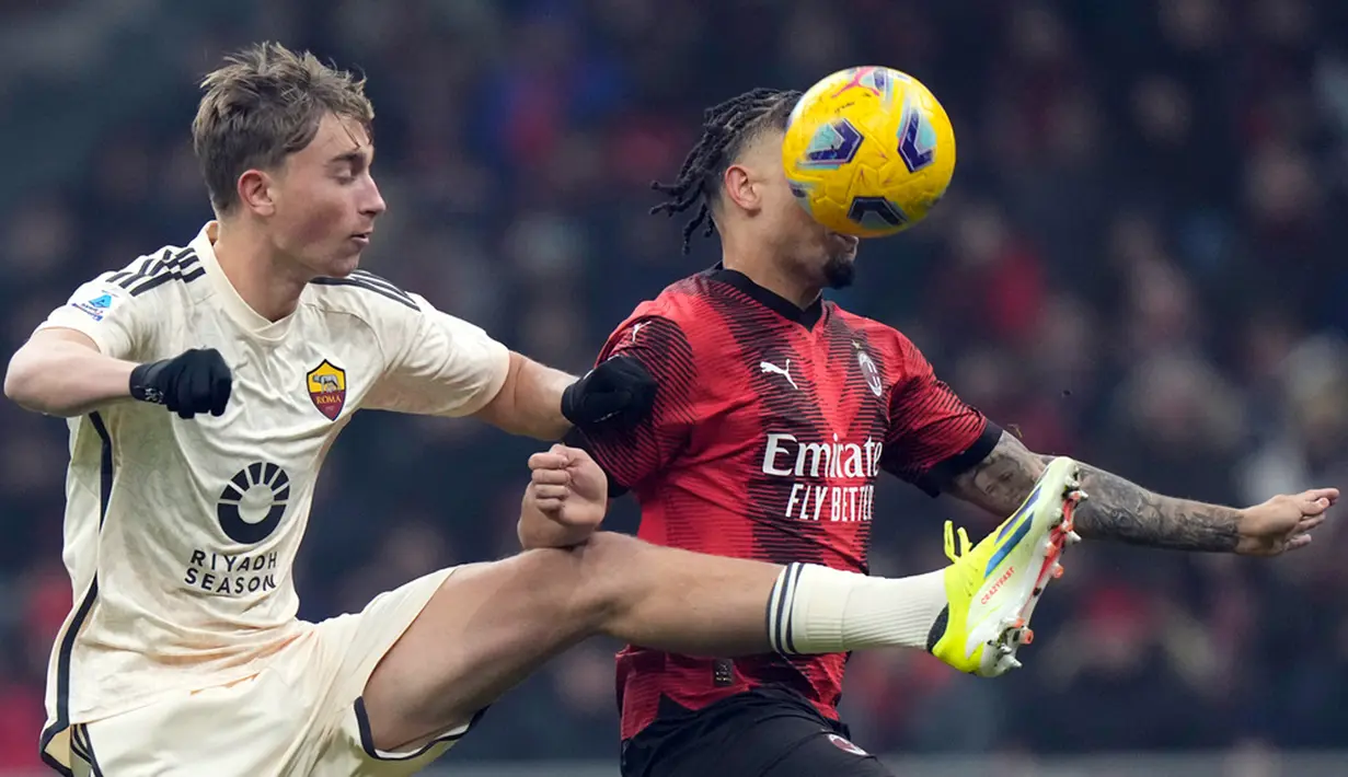 Gol-gol AC Milan dicetak Yacine Adli, Olivier Giroud, dan Theo Hernandez. Sementara gol AS Roma dihasilkan Leandro Paredes. (AP Photo/Luca Bruno)