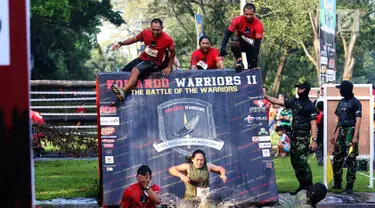 Semangat para peserta saat melewati rintangan dalam ajang Komando Warriors II di Kompleks Kopassus Cijantung, Jakarta, Minggu (6/5). Kegiatan ini dalam rangka HUT ke-66 Kopassus. (Liputan6.com/Angga Yuniar)