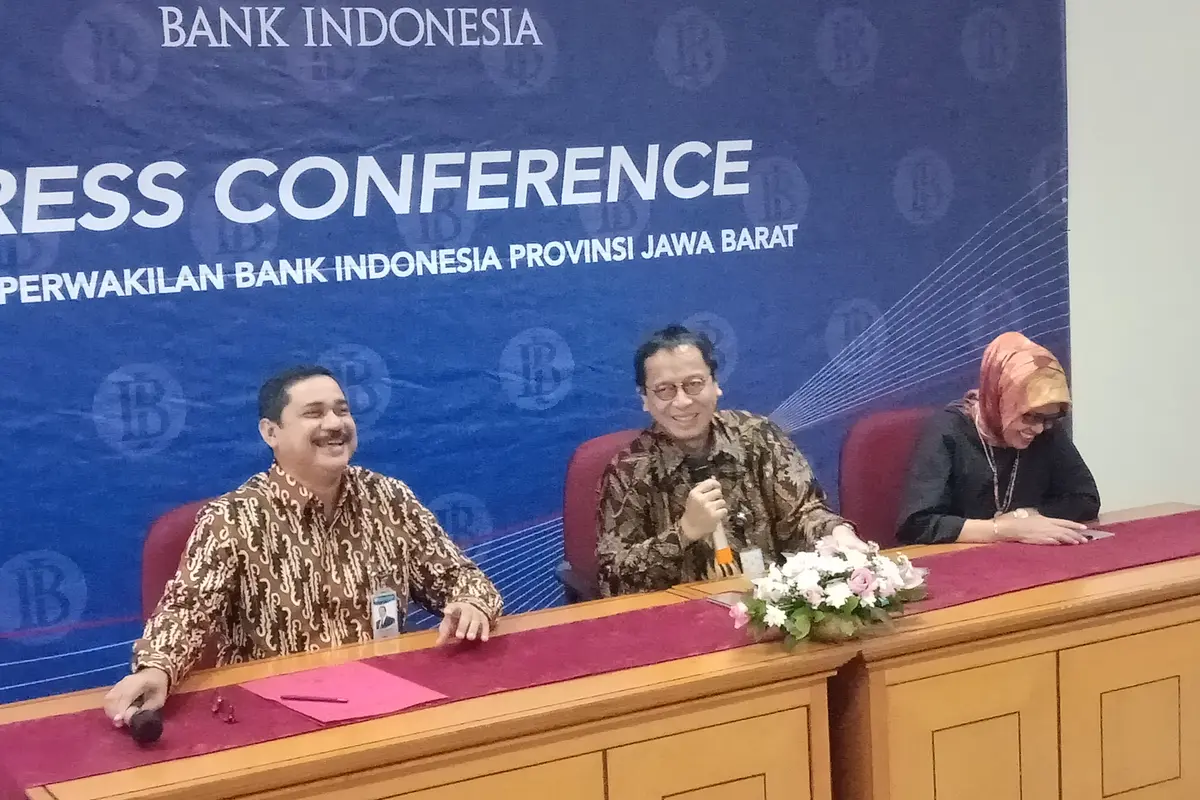 Wakil Kepala Pusat Pelaporan dan Analisis Transaksi Keuangan (PPATK) Dian Ediana Rae memberikan keterangan kepada wartawan di Ruang Bale Pasundan Gedung Bank Indonesia Wilayah Jawa Barat, Jumat (7/6/2018).