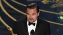 2016 menjadi salah satu tahun paling bersejarah bagi hidup Leonardo DiCaprio. Pemilik nama lahir Leonardo Wilhelm DiCaprio ini akhirnya mendapatkan piala pertamanya di ajang Oscar 2016 setelah empat kali gagal. (Photo by Chris Pizzello/Invision/AP)