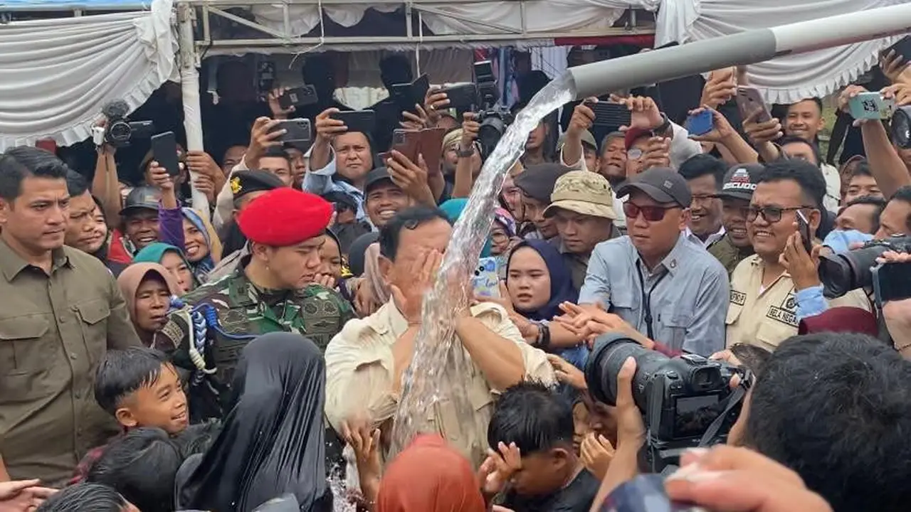 Sejumlah anak-anak tampak ceria dan senang bermain air bersama Menteri Pertahanan (Menhan), Prabowo Subianto. Momen ini terjadi usai Prabowo meresmikan sumber air di Desa Karanganyar, Kecamatan Jampang Kulon, Sukabumi, Jawa Barat, Sabtu (30/12/2023) (Isti