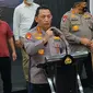 Kapolri Jenderal Listyo Sigit memberikan keterangan resmi di Mapolres Malang Kota pada Kamis, 6 Oktober 2022 terkait penetapan enam orang tersangka dalam tragedi Stadion Kanjuruhan Malang (Liputan6.com/Zainul Arifin)&nbsp;&nbsp;