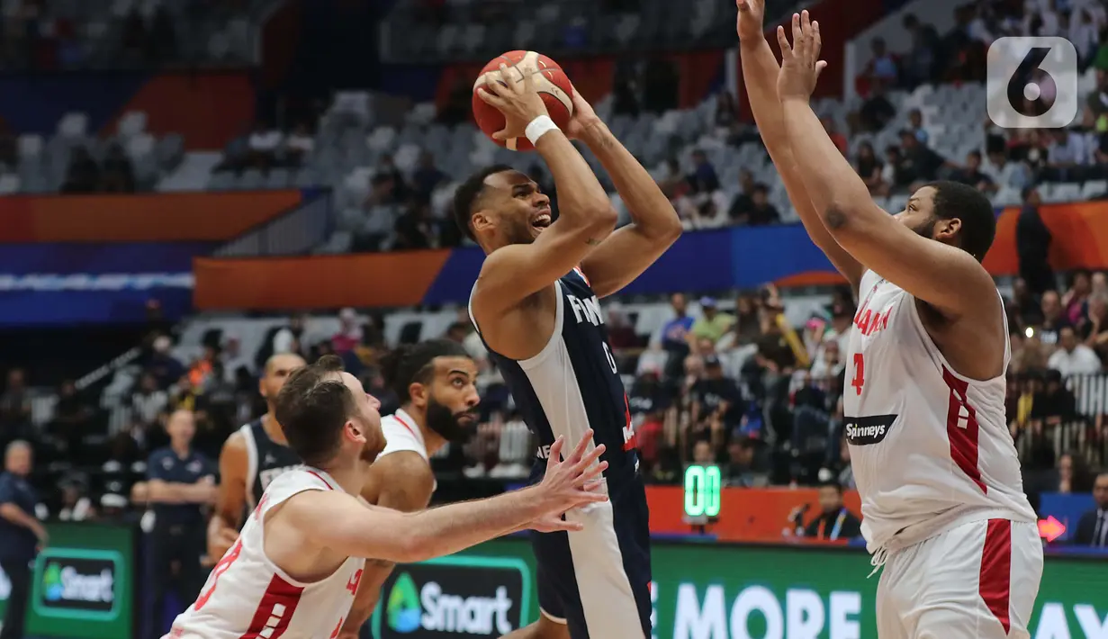 Pemain timnas basket Perancis, Elie Okobo (tengah) saat melawan Lebanon pada penyisihan Grup H FIBA World Cup 2023 di Indonesia Arena, Gelora Bung Karno, Jakarta, Selasa (29/8/2023). (Liputan6.com/Helmi Fithriansyah)