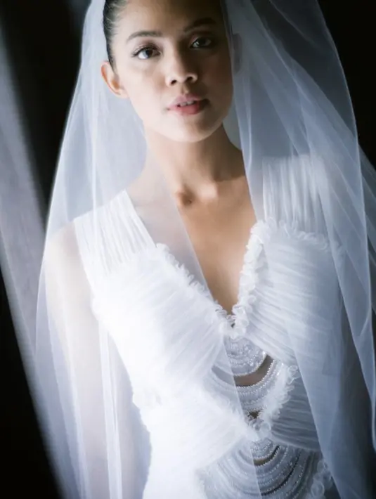 Adik Monita Tahalea ini pun tampil dengan veil yang indah.(@chellibobs)