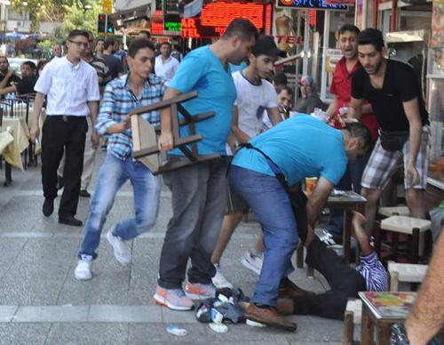 Manager restoran memukul anak penjual tisu yang diketahui berasal dari Suriah | Photo: Copyright dailymail.co.uk