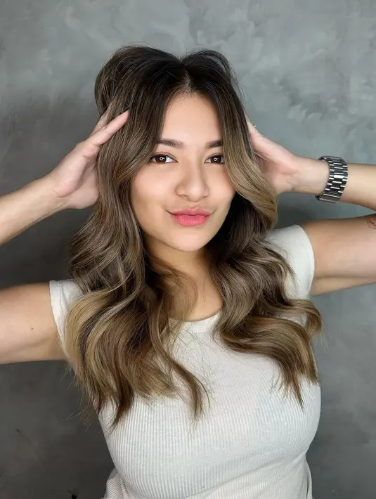 Ia menyampaikannya dengan nada penuh kasih sayang. "Sayaaang selamat bersyukur dgn hari lahir semoga sehaaat bahagiaa dan selalu dekat dgn Allah dan Allah selalu merahmatimu dear," tulisnya. [Instagram.com/nathalieholscher]