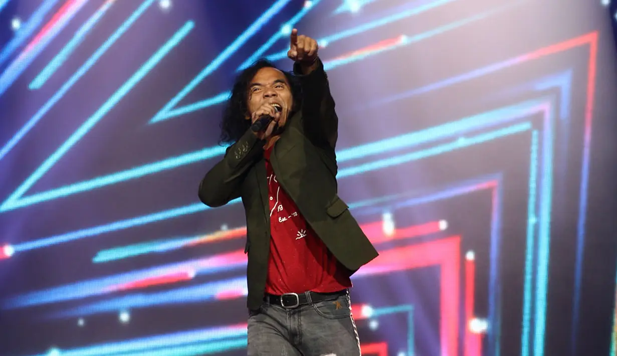Aksi panggung Kaka saat menghibur penonton dalam acara Konser Raya 22 Tahun Indosiar di Jakarta, Rabu (11/1). Konser tersebut menyuguhkan pagelaran musik spesial bertabur bintang dari lintas generasi dan juga genre musik. (Liputan6.com/Herman Zakharia)