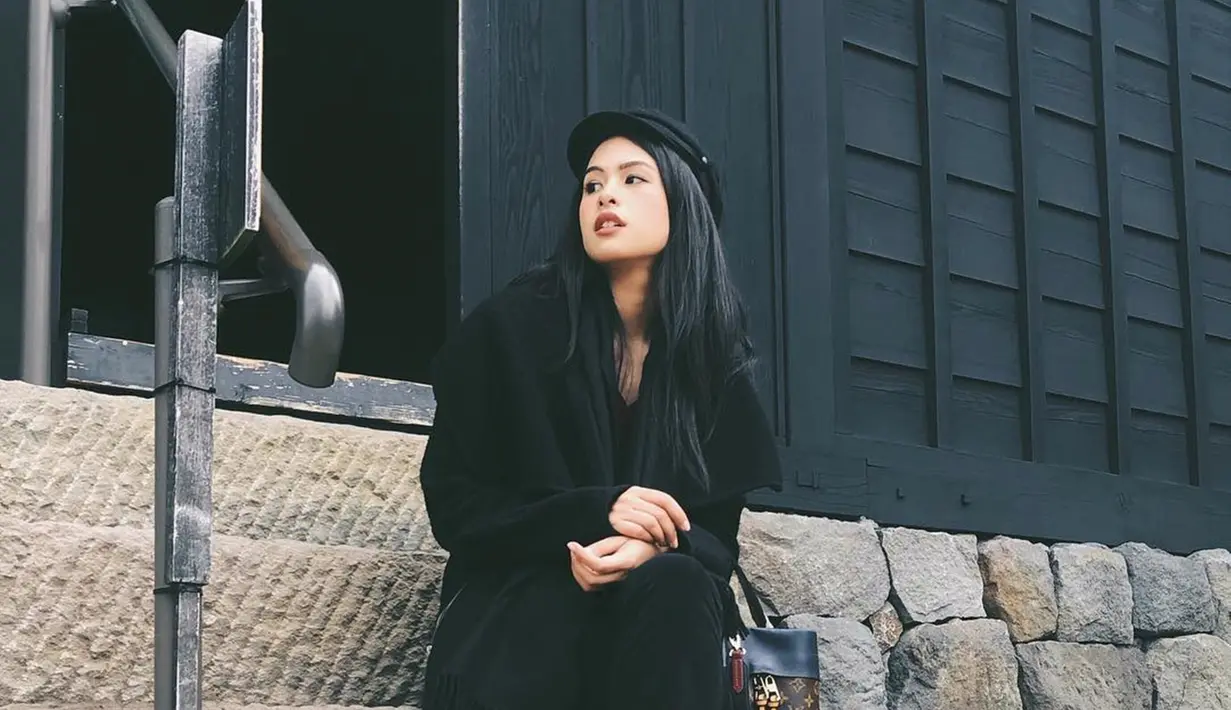 Gaya penampilan pelantun lagu Perahu Kertas selalu sukses bikin publik terpesona. Outfit hitam membuat Maudy Ayunda terlihat elegan. Tak heran berbagai pujian muncul dari netizen yang terkesima akan penampilan cantik Maudy Ayunda. (Liputan6.com/IG/@maudyayunda)