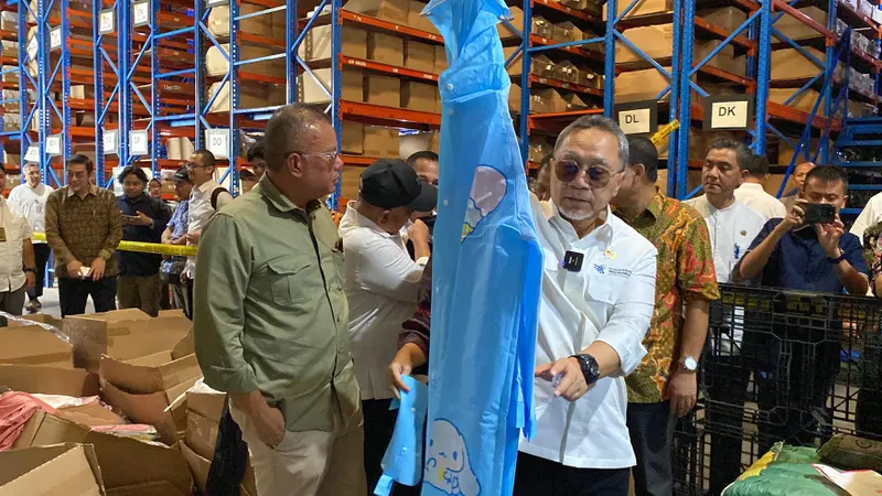 Menteri Perdagangan Zulkifli Hasan mengungkap temuan barang ilegal dengan nilai total sekitar Rp 40 miliar di sebuah gudang di kawasan Jakarta Utara. (Arief/Liputan6.com)