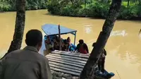 Perjuangan Pelajar Sukabumi Naik Perahu Demi ke Sekolah, Berharap Jembatan Putus Segera Diperbaiki