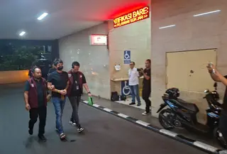 Bareskrim Polri membawa tersangka kasus penyelundupan ketamin, warga negara Taiwan bernama Wang-Li Chan (WLC), ke Gedung Bareskrim Polri, Jakarta, Rabu (2/9/2026). (Liputan6.com/Rifqy Alief Abiyya)