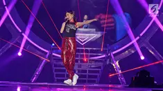 Penyanyi Nicole Zefanya atau NIKI menghibur penonton pada Konser "Smartfren Wow" di Istora Senayan, Jakarta, Jumat (20/9/2019). Konser yang bertajuk "Raih Mimpi Bersama Smartfren" itu menampilkan sejumlah artis nasional dan internasional. (Liputan6.com/Herman Zakharia)