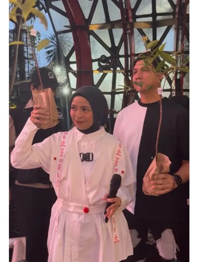 6 Potret Tantri dan Arda Bagi-bagi Bibit Pohon di Konser Amal untuk Sumatera
