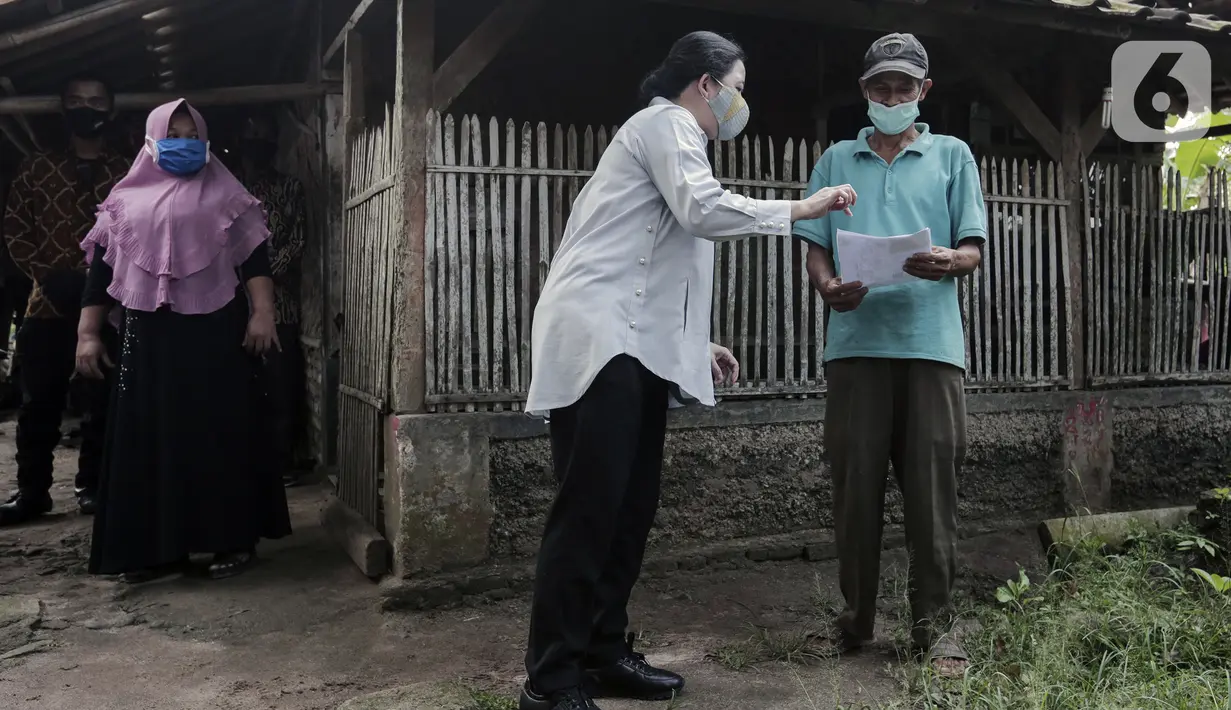 Ketua DPR RI Puan Maharani menyerahkan langsung Bantuan Sosial Tunai (BST) kepada warga di Desa Cikande, Kecamatan Jayanti, Kabupaten Tangerang, Selasa (23/6/2020). Bantuan tersebut diharapkan mampu dimanfaatkan untuk membeli kebutuhan mendesak. (Liputan6.com/Johan Tallo)