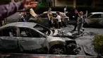 Warga dan pasukan keamanan Israel memeriksa lokasi yang terkena serangan rudal Iran di Petah Tikva, Israel, Selasa 31 Maret 2026. Serangan rudal balistik Iran kembali menghantam wilayah Petah Tikva, Israel. (AP Photo/Ohad Zwigenberg)