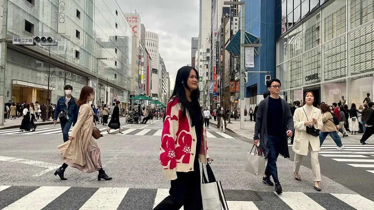 6 Potret Gaya Donna Harun Liburan di Jepang, Nenek 4 Cucu yang Selalu Tampil Awet Muda dan Stylish