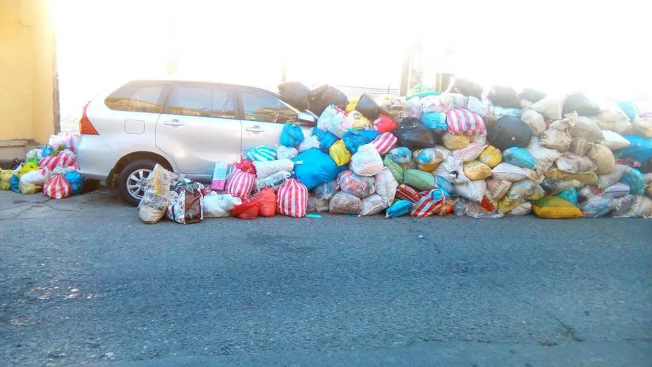 Parkir Sembarangan, Mobil ini Ditutupi Sampah