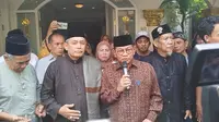 Bakal Calon Gubernur Daerah Khusus Jakarta, Pramono Anung usai silaturahmi ke kediaman Penasihat Majelis Ulama Indonesia (MUI) Zainuri pada Selasa (17/9/2024). (Liputan6.com/Ady Anugrahadi)