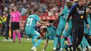 Sontak seluruh pemain dan juga ofisial tim langsung menghampirinya untuk merayakan epic comeback yang diraih Real Madrid saat bertamu ke kandang Sevilla. (AFP/Cristina Quicler)