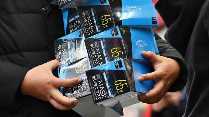 Pelanggan membeli masker dari apotek di daerah Akihabara Tokyo (27/1/2020). Korban dari epidemi virus Corona melonjak pada 27 Januari hingga 80 meninggal dengan ratusan terinfeksi. (AFP Photo/Charly Triballeau)