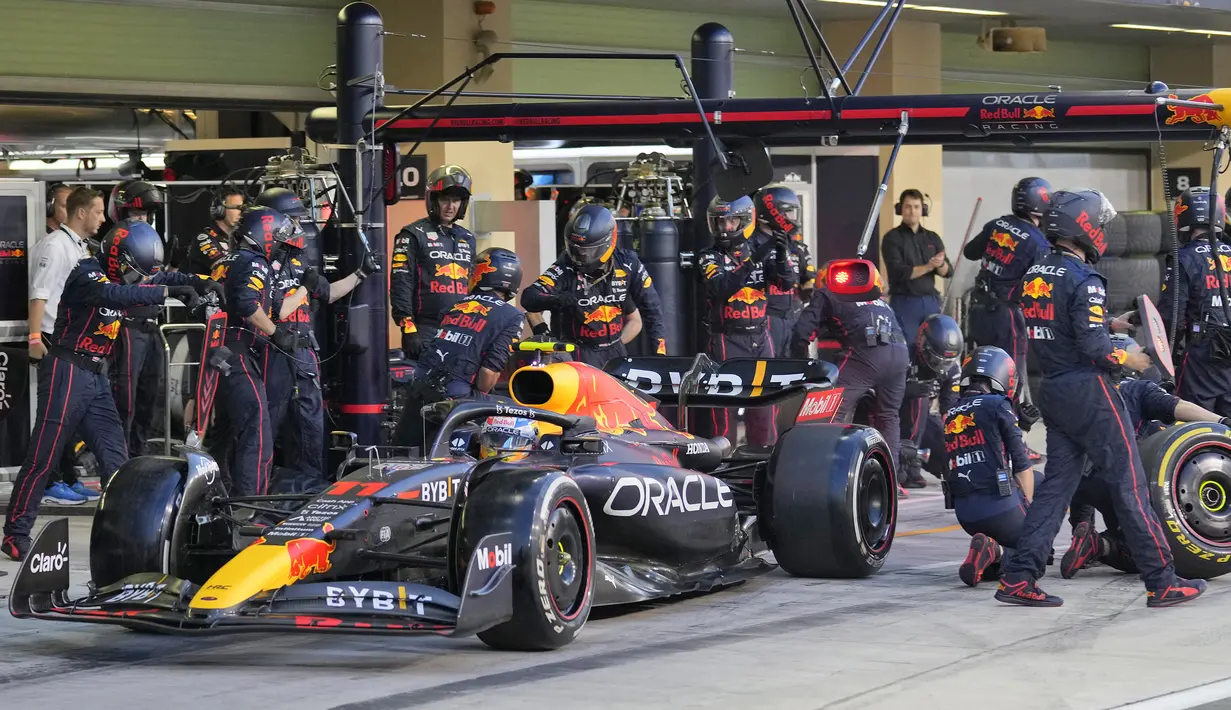 Perez yang mencoba melakukan strategi pitstop yang lebih awal, yaitu pada lap ke-16 baru direspon Leclerc enam lap kemudian dengan sama-sama menggunakan ban keras. (AP/Hussein Malla)