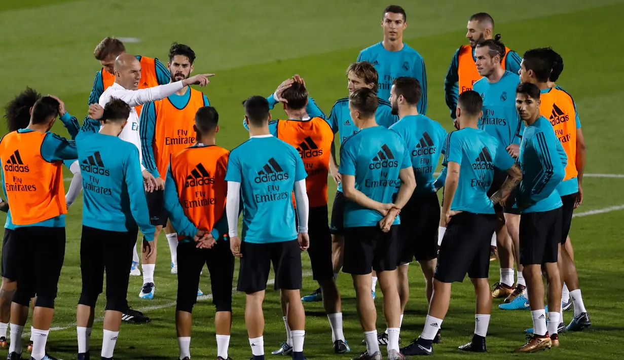 Para pemain Real Madrid mendengarkan instruksi pelatih Zinedine Zidane saat latihan di Abu Dhabi, Uni Emirat Arab,(11/12). Zidane memastikan Real Madrid sangat berambisi untuk kembali mendapatkan trofi Piala Dunia Klub. (AP Photo/Hassan Ammar)