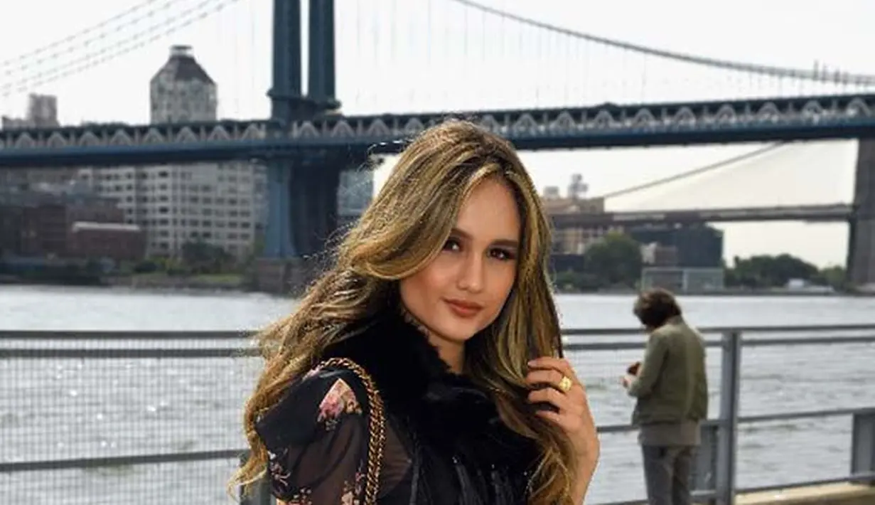 Tampilan CInta begitu anggun dengan gaun berwarna hitam yang dipadukan dengan high heelsnya yang berwarma senada. Senyum semringah Cinta menambah penampilannya semakin mempesona saat itu. (AFP/Dimitrios Kambouris)