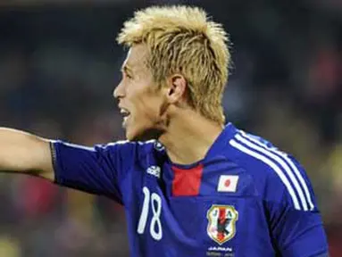 Gaya striker Jepang Keisuke Honda di laga penyisihan Grup E PD 2010 melawan Denmark di Royal Bafokeng Stadium, Rustenburg, 24 Juni 2010. Jepang unggul 3-1. AFP PHOTO / GABRIEL BOUYS 