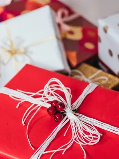 Intip beberapa tips bermanfaat untuk menghemat budget hadiah Natal. (unsplash.com/Freestocks)