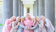 Muslimah sedang foto wisuda dengan kebaya dan gamis syar'i. (Liputan6.com/IG/inspirasi.kebayawisuda)