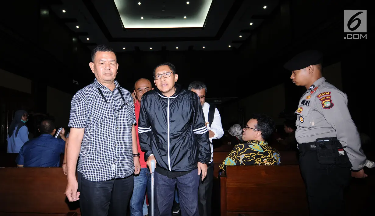 Mantan Ketua Fraksi Demokrat, Anas Urbaningrum usai memberi keterangan pada sidang lanjutan dugaan korupsi e-KTP dengan terdakwa Andi Narogong di Pengadilan Tipikor, Jakarta, Kamis (23/11). (Liputan6.com/Helmi Fithriansyah)