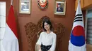 <p>Inilah penampilan Kyra ketika berkunjung ke Kedutaan Besar Republik Indonesia di Korea Selatan. Ia tampil cantik dengan balutan busana warna putih. [Foto: instagram/kyrawahab]</p>