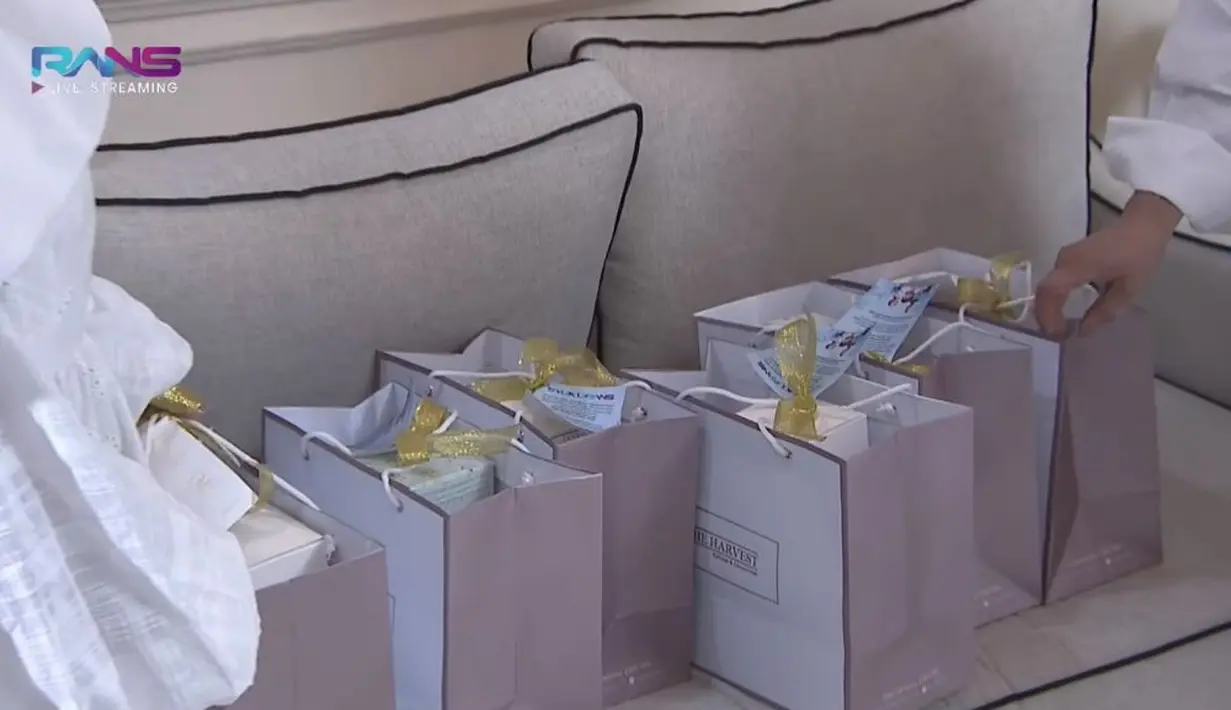 Bertajuk Syukurans, keluarga menyiapkan bingkisan yang dikemas dalam boks-boks yang berjajar rapi. (Sumber: YouTube/ Rans Entertainment)