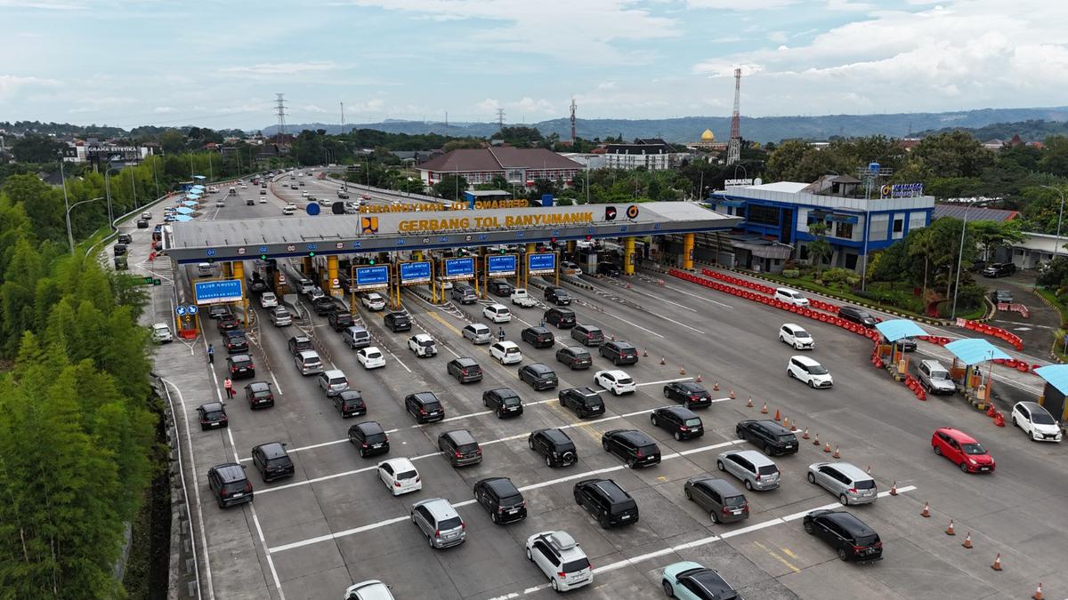 Kondisi Gerbang Tol Kalikangkung Semarang, Arus Kendaraan Menuju Jakarta Melonjak 186 Persen