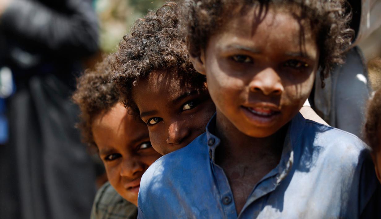 Anak-anak Yaman berpose di kamp pengungsian di Sanaa, Yaman (15/4). WHO mencatat sebanyak 2,1 juta orang telah terlantar akibat konflik yang terjadi di Yaman. (AFP Photo / Mohammed Huwais)