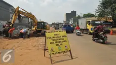 Alat berat meratakan bagian dasar jalan di Jalan Joglo Raya, Jakarta, Senin (25/4). Proyek pelebaran Jalan Raya Joglo yang menghubungkan Jalan Raya Pos Pengumben ke Ciledug itu sempat mangkrak selama enam tahun.  (Liputan6.com/Gempur M Surya)