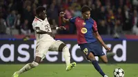 Bek Bayern Munich asal Kanada #19, Alphonso Davies, dan penyerang Barcelona asal Spanyol #19, Lamine Yamal, berebut bola selama pertandingan hari ke-3 fase liga Liga Champions UEFA antara FC Barcelona dan FC Bayern Munich di Estadi Olimpic Lluis Companys di Barcelona, Kamis dini hari WIB (24/10/2024). (Josep LAGO/AFP)