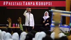 Presiden Joko Widodo (kiri) berbincang dengan murid seusai menyaksikan drama bertajuk Prestasi Tanpa Korupsi di SMKN 57 Jakarta, Jakarta Selatan, Senin (9/12/2019). Kegiatan tersebut dalam rangka memperingati Hari Antikorupsi Sedunia. (Liputan6.com/Biropres Kepresidenan)