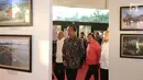 Presiden Joko Widodo (Jokowi) saat menghadiri pameran hasil lomba foto pembangunan infrastruktur di Silang Monas, Jakarta, Minggu (27/8). Pameran foto ini diselenggarakan oleh Kemenko Perekonomian. (Liputan6.com/Angga Yuniar)