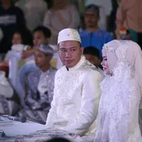 Pasangan Vicky Prasetyo dan Angel Lelga akhirnya sah menjadi suami istri. Keduanya melangsungkan akad nikah di Masjid Istiqlal Jakarta Pusat, Jumat (9/2/2018) pukul 16.30 WIB. Menurut penghulu, Vicky masih hutang mahar. (Nurwahyunan/Bintang.com)