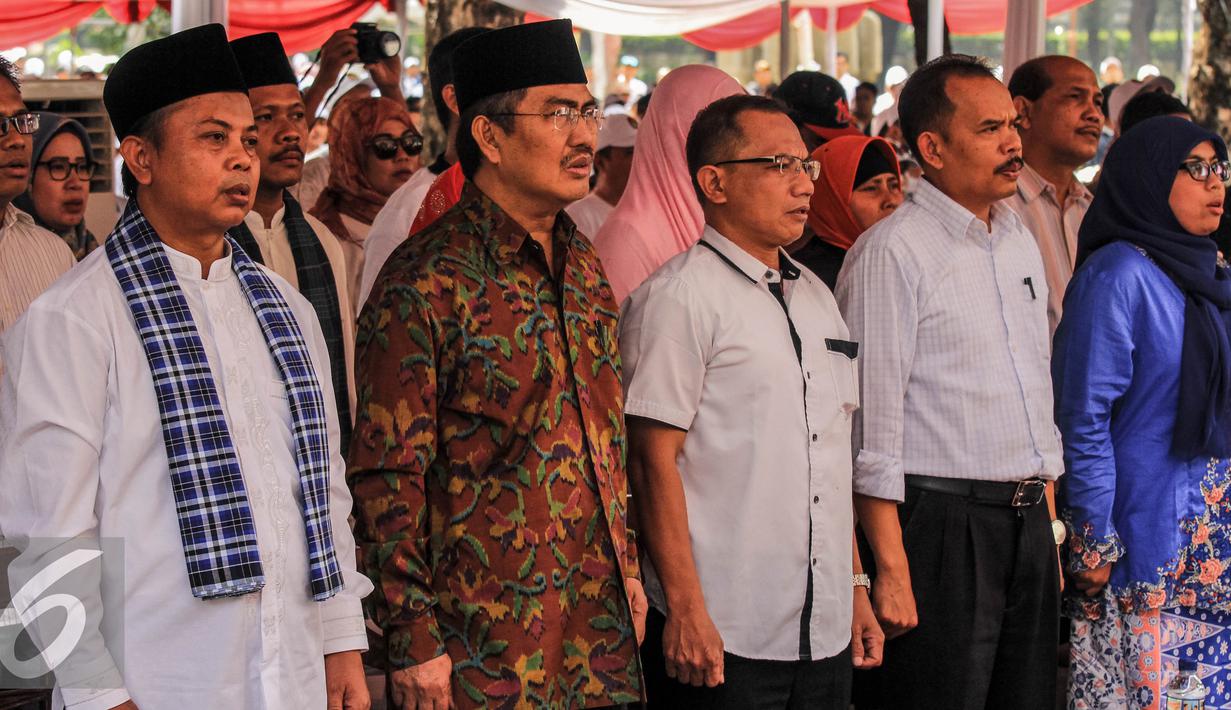 Ketua KPU Provinsi DKI Jakarta Soemarno (kiri), Ketua DKPP Jimly Asshiddiqie (kedua kanan) hadir dalam  launching pemilihan Gubernur dan Wakil Gubernur 2017 di Jakarta, Minggu (18/9). (Liputan6.com/Faizal Fanani)